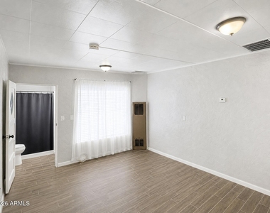 5913 W Palmaire Avenue - Photo Thumbnail 4
