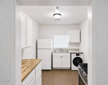 5913 W Palmaire Avenue - Photo Thumbnail 8