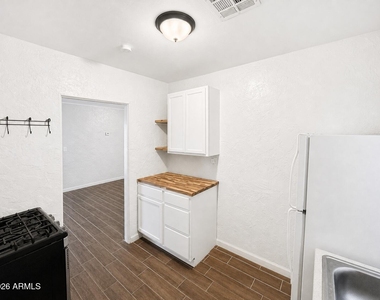 5913 W Palmaire Avenue - Photo Thumbnail 11