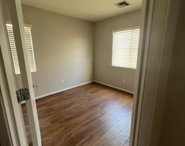 4661 E Laurel Avenue - Photo Thumbnail 13