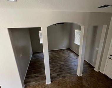 4661 E Laurel Avenue - Photo Thumbnail 9