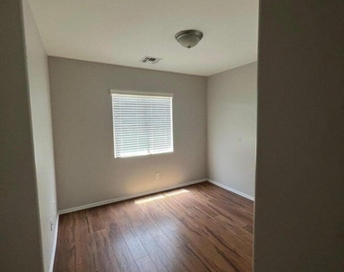 4661 E Laurel Avenue - Photo Thumbnail 27