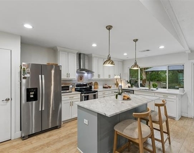3818 Ruidosa Avenue - Photo Thumbnail 10