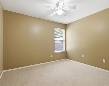243 Lake Travis Drive - Photo Thumbnail 16