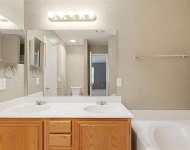 243 Lake Travis Drive - Photo Thumbnail 14