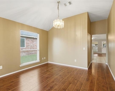 243 Lake Travis Drive - Photo Thumbnail 3