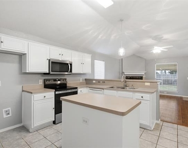 243 Lake Travis Drive - Photo Thumbnail 9