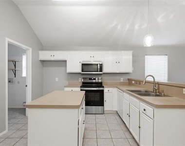 243 Lake Travis Drive - Photo Thumbnail 8