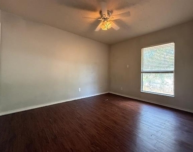 730 Londonderry Lane - Photo Thumbnail 9