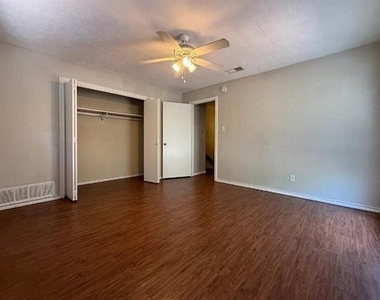 730 Londonderry Lane - Photo Thumbnail 8