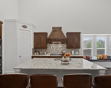 8701 Fairway Lane - Photo Thumbnail 10