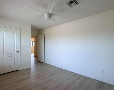 571 E Reflection Place - Photo Thumbnail 14