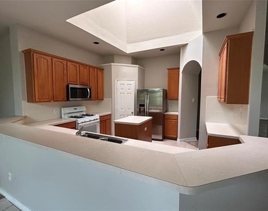 6104 Oldham Drive - Photo Thumbnail 3