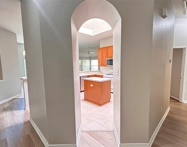 6104 Oldham Drive - Photo Thumbnail 7