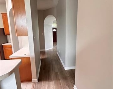 6104 Oldham Drive - Photo Thumbnail 6