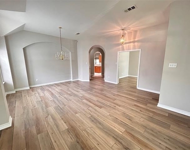6104 Oldham Drive - Photo Thumbnail 2