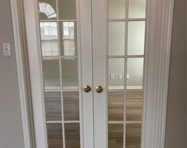 6104 Oldham Drive - Photo Thumbnail 13