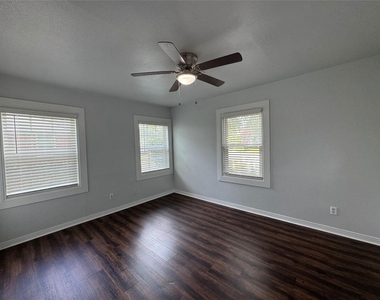 3241 Sandage Avenue - Photo Thumbnail 9
