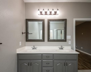 9125 Vineyard Lane - Photo Thumbnail 15