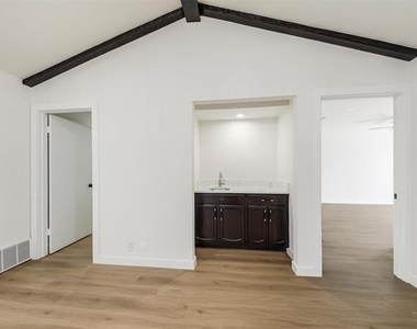 2212 Benbrook Drive - Photo Thumbnail 14
