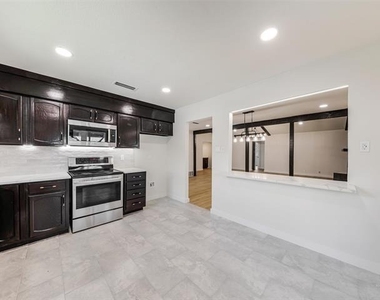 2212 Benbrook Drive - Photo Thumbnail 9