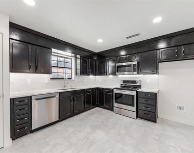 2212 Benbrook Drive - Photo Thumbnail 8
