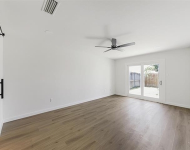 2212 Benbrook Drive - Photo Thumbnail 17