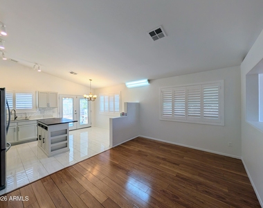 2824 W Angela Drive - Photo Thumbnail 14