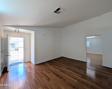 2824 W Angela Drive - Photo Thumbnail 11