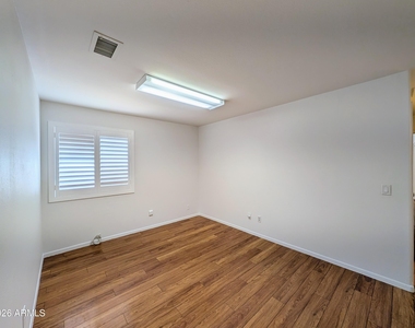 2824 W Angela Drive - Photo Thumbnail 38
