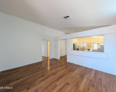 2824 W Angela Drive - Photo Thumbnail 10