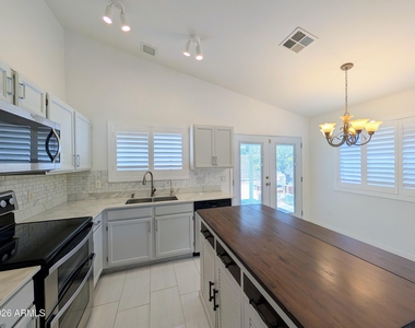2824 W Angela Drive - Photo Thumbnail 21