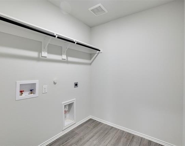 829 Eagles Nest Drive - Photo Thumbnail 6