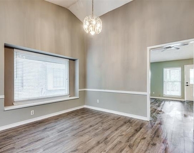 4409 Seville Lane - Photo Thumbnail 8