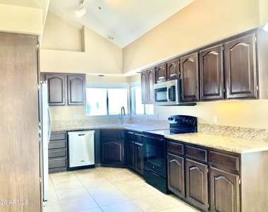 9023 N 107th Place - Photo Thumbnail 4