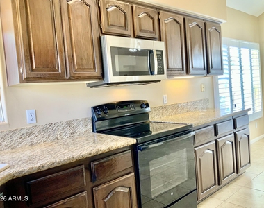 9023 N 107th Place - Photo Thumbnail 5