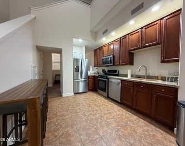 555 W 6th Street - Photo Thumbnail 3