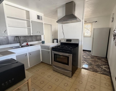 8619 N 30th Drive - Photo Thumbnail 3