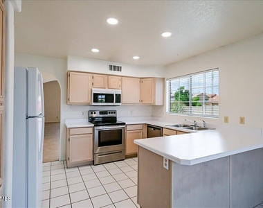 19324 N 75th Drive - Photo Thumbnail 10