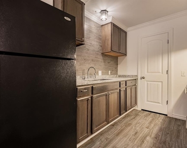 319 E Edwards Street - Photo Thumbnail 2