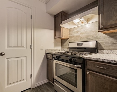 319 E Edwards Street - Photo Thumbnail 3