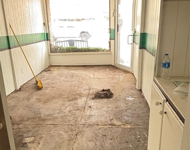210 E Main Street - Photo Thumbnail 7