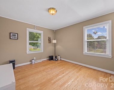 324 Bright Avenue - Photo Thumbnail 15