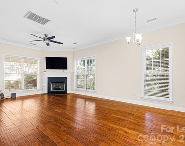 958 W 1st Street - Photo Thumbnail 6