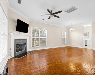 958 W 1st Street - Photo Thumbnail 1