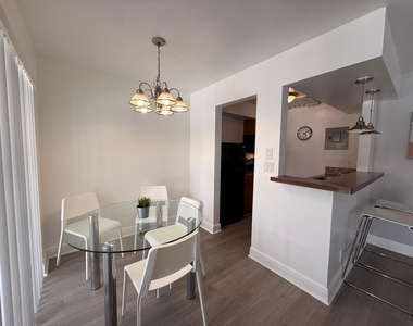 3226 Ne 12th Street - Photo Thumbnail 2