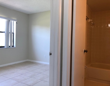 10714 Royal Palm Boulevard - Photo Thumbnail 6