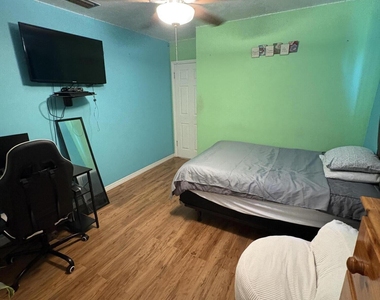 7716 Alhambra Boulevard - Photo Thumbnail 3