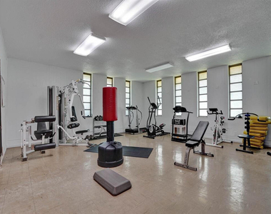 5041 W Oakland Park Boulevard - Photo Thumbnail 11