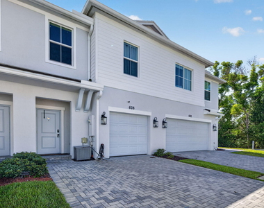 608 Ne Waters Edge Lane - Photo Thumbnail 1